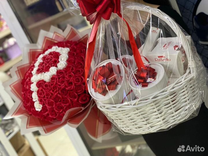Подарок букет и корзина Raffaello
