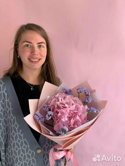 Розовая гортензия со статицей