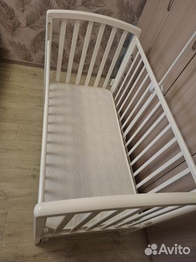 Детская кроватка с универсальным маятником