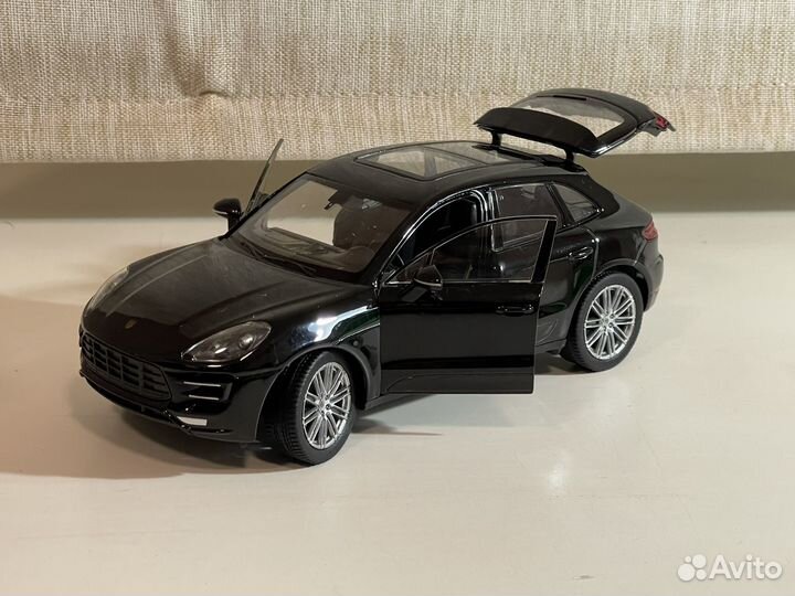 Машина 1:24 Porsche Macan Turbo