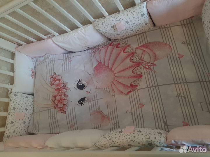 Детская кроватка с маятником