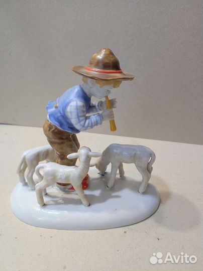 Фарфоровая статуэтка