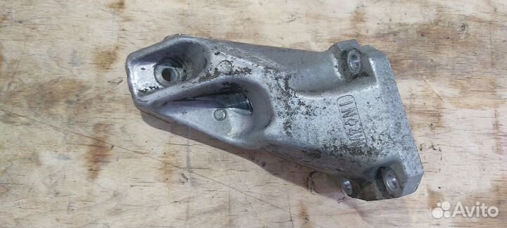 Кронштейн двигателя левый Toyota Mark 2