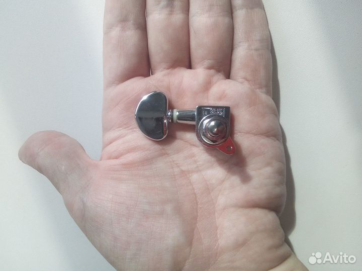 Колок гитарный полумесяцем, хром, новый