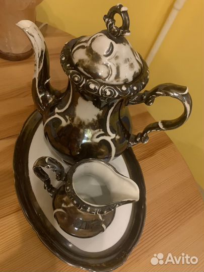 Набор из двух кувшинов из фарфора с серебром