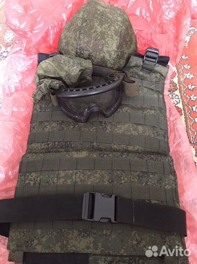 Бронежилет, каска, очки