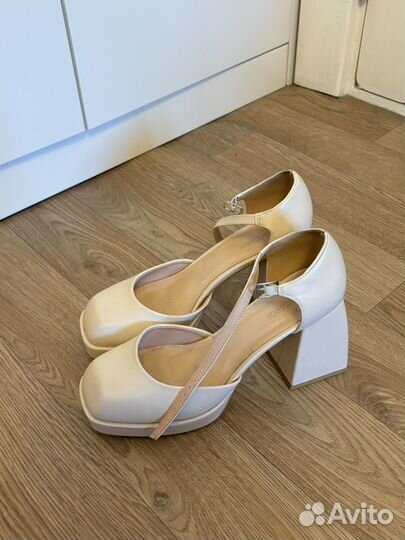 Кремовые туфли с квадратным носом