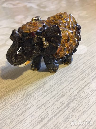 Слонёнок из янтаря