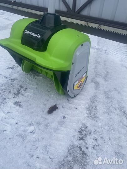 Аккумуляторный снегоуборщик