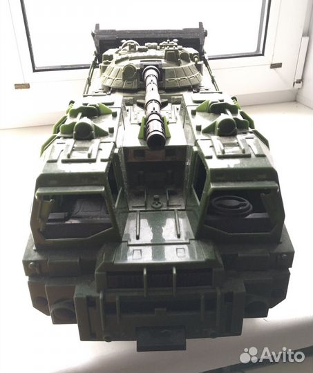 Игрушечная машина и танк