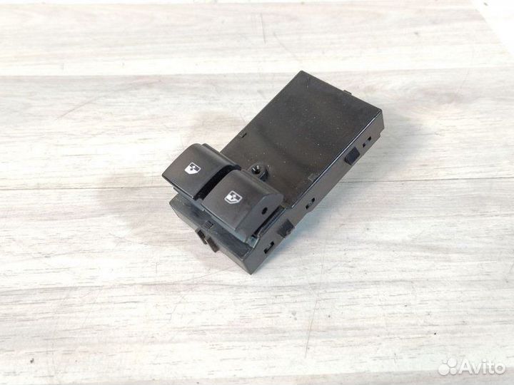 Кнопка стеклоподъемника Opel Astra J A16XER 2010