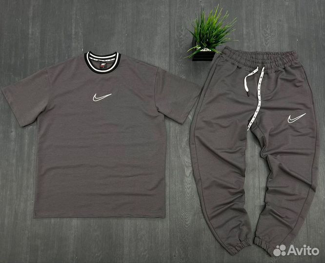 Весенний спортивный костюм Nike