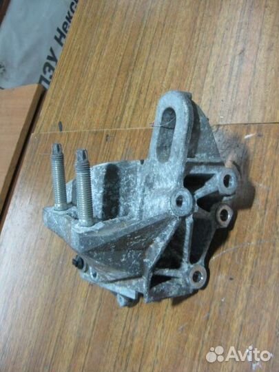 Кронштейн двигателя правый Ford Mondeo 4 2007–2014