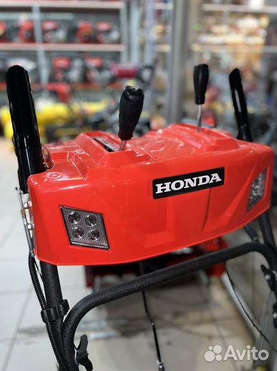 Снегоуборщик бензиновый Honda HSS 13HP