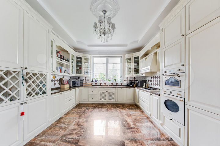 Дом 800 м² на участке 11 сот.