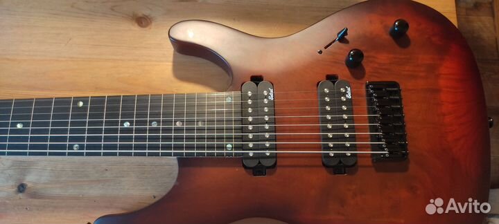 Восьмиструнная электрогитара