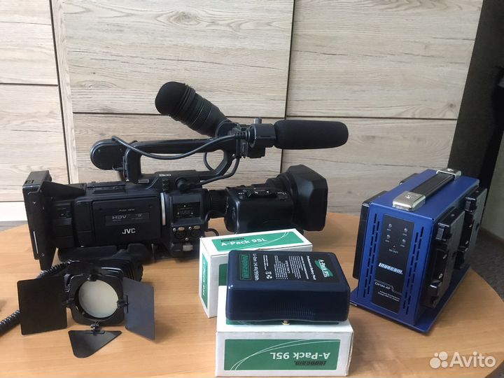 Видеокамера JVC GY -HD 111+штатив+аксессуары