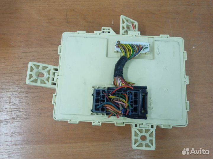 Блок предохранителей салонный Kia Quoris 1