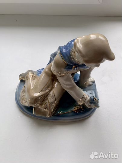 Фарфоровая статуэтка 