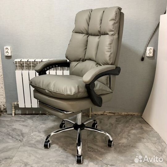 Компьютерное кресло с подножкой