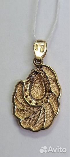 Золотая подвеска с камнем