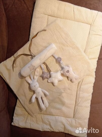 Бортики, матрасик, мобиль, погремушки и др