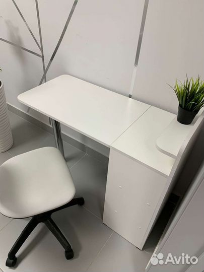 Маникюрный стол