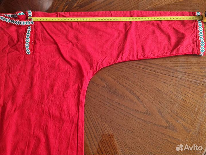 Русская красная рубашка и картуз