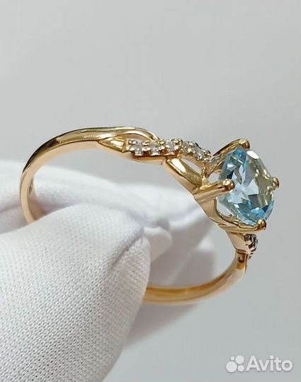 Кольцо с природным камнем Золото