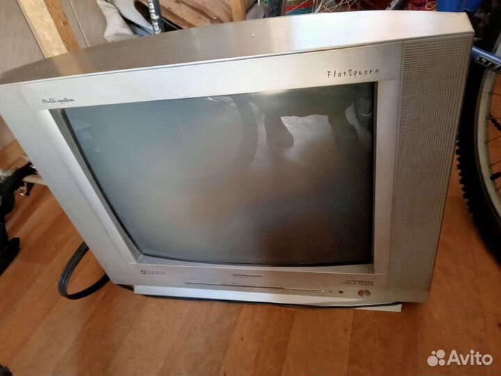 Телевизор,двд и много дисков