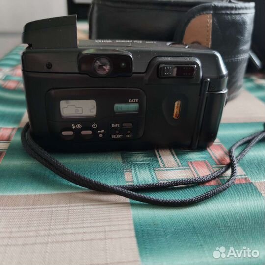 Плёночные фотоаппараты Canon и Polaroid