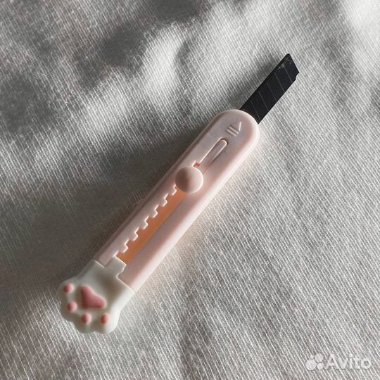 Канцелярский нож в виде кошачей лапки