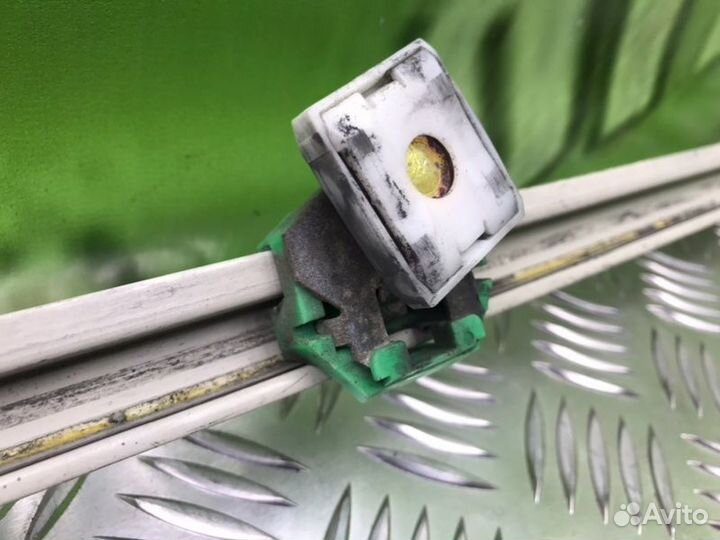 Направляющая стекла двери передняя левая