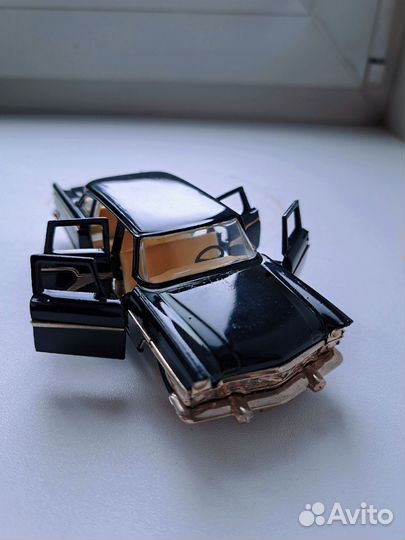 Коллекционная модель автомобиля Чайка СССР газ-13