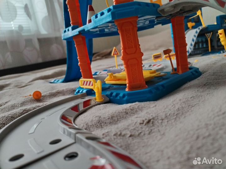 Парковка для машинок с полицейским участком