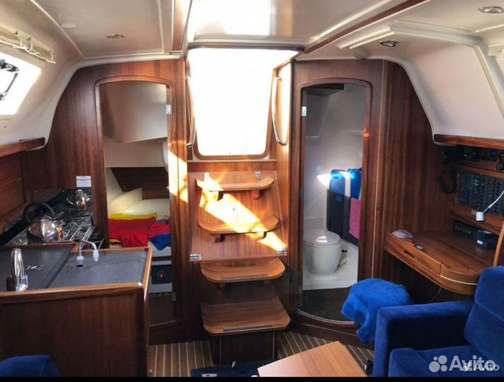 Парусно-моторная яхта