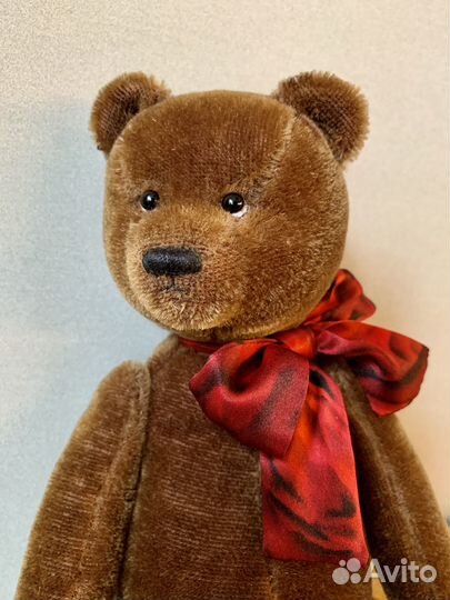 Мишка-тедди с красным бантом