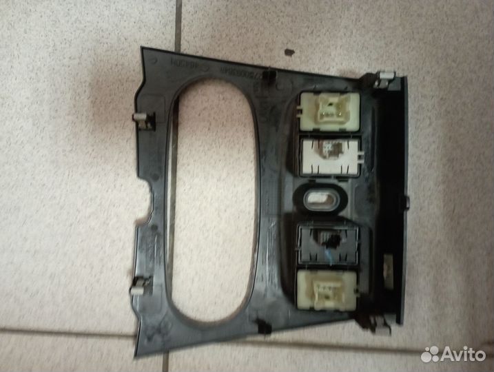 Накладка центральной консоли на Логан 2