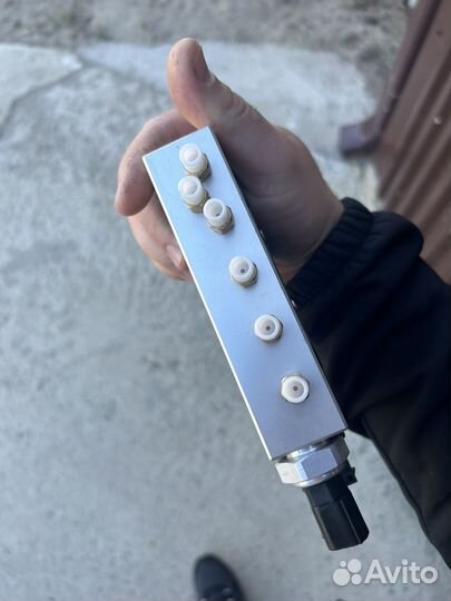 Блок клапанов пневмоподвески mercedes w220