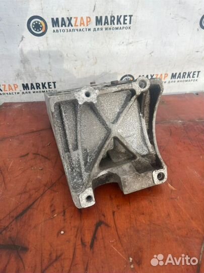 Кронштейн компрессора кондиционера Ford Focus 3