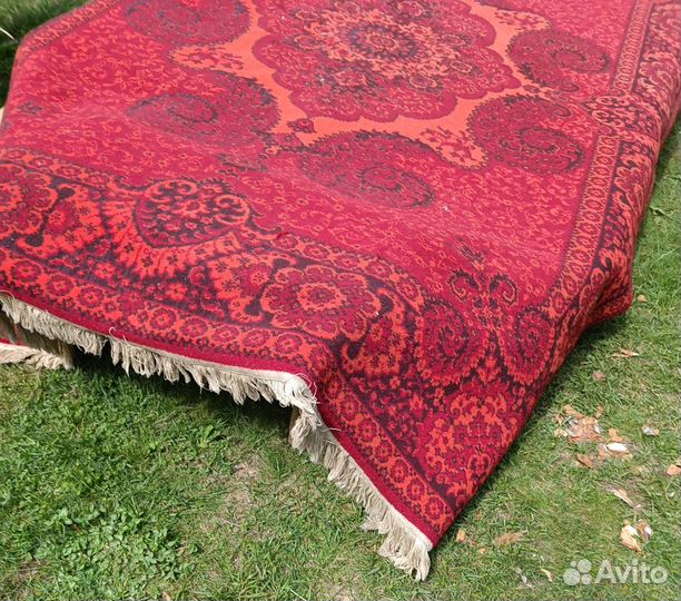 Ковер красный и прекрасный шерсть