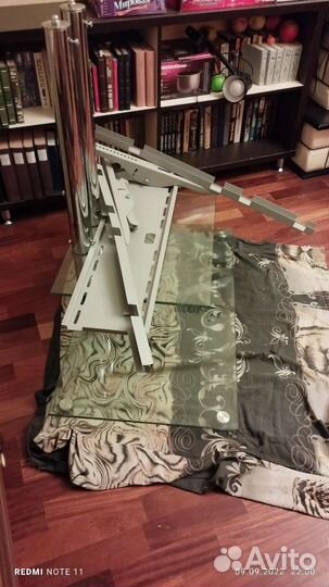 Стеклянная полка с креплением под телевизор