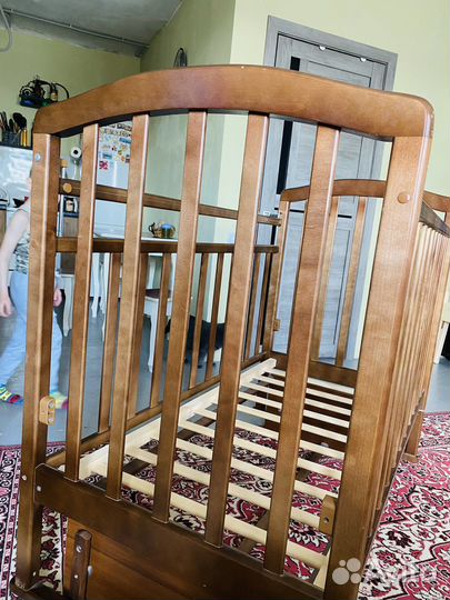 Детская кроватка с маятником