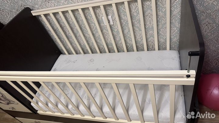Детская кроватка с маятником и ящиком