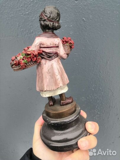 Девочка венка 22 см бронза цветы цветочница