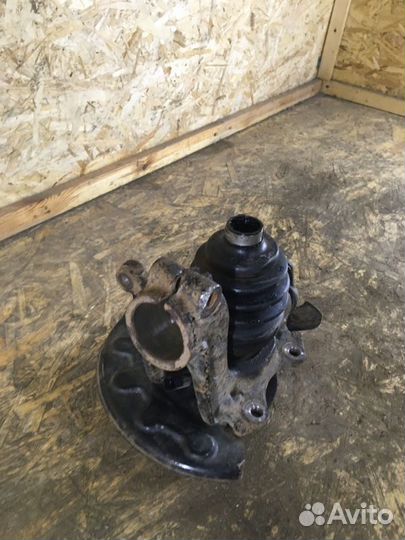 Поворотный кулак правый Volkswagen Polo