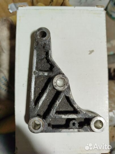 Крепление насоса гура Мерседес с мотором 112