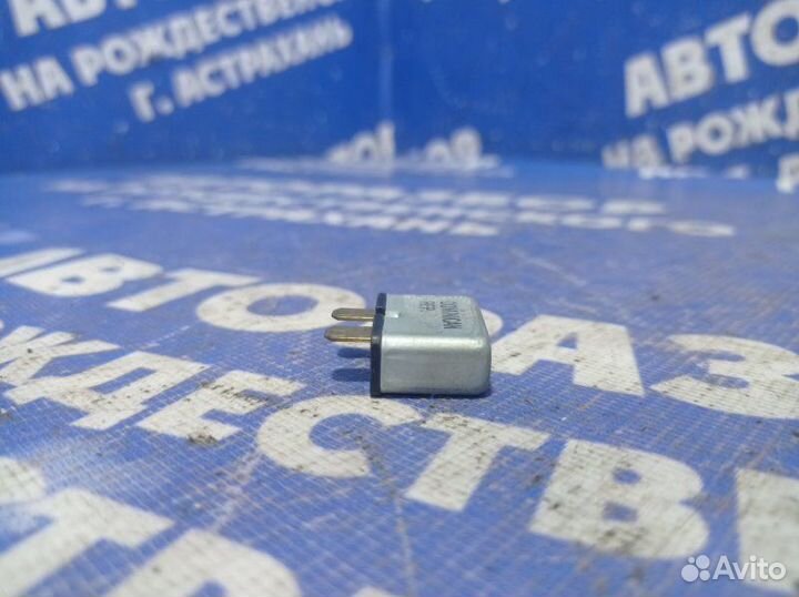 Предохранитель Audi A6C5 седан 2001