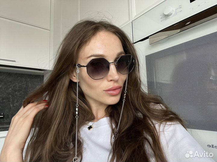 Солнечные очки Valentino с цепочкой женские