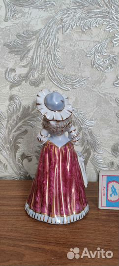 Фарфоровая статуэтка 